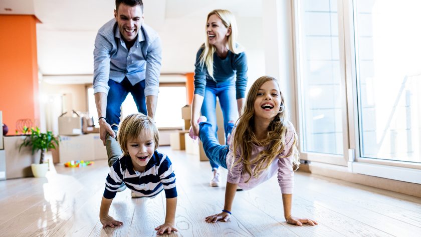Familie macht gemeinsam Sport. Alle haben Spaß und lachen. | VIACTIV Krankenkasse