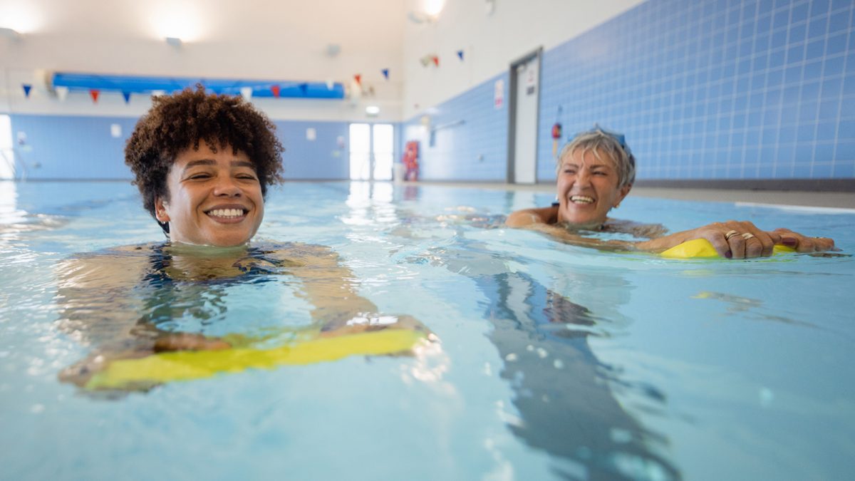 Erwachsene Frau lernt Schwimmen | VIACTIV Krankenkasse