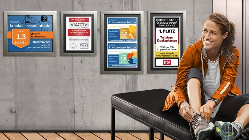 Eine Frau bindet sich ihren Sportschuh zu. Sie sitzt in der Umkleide und hinter ihr an der Wand hängen die Auszeichnungen der VIACTIV Krankenkasse. | VIACTIV Krankenkasse