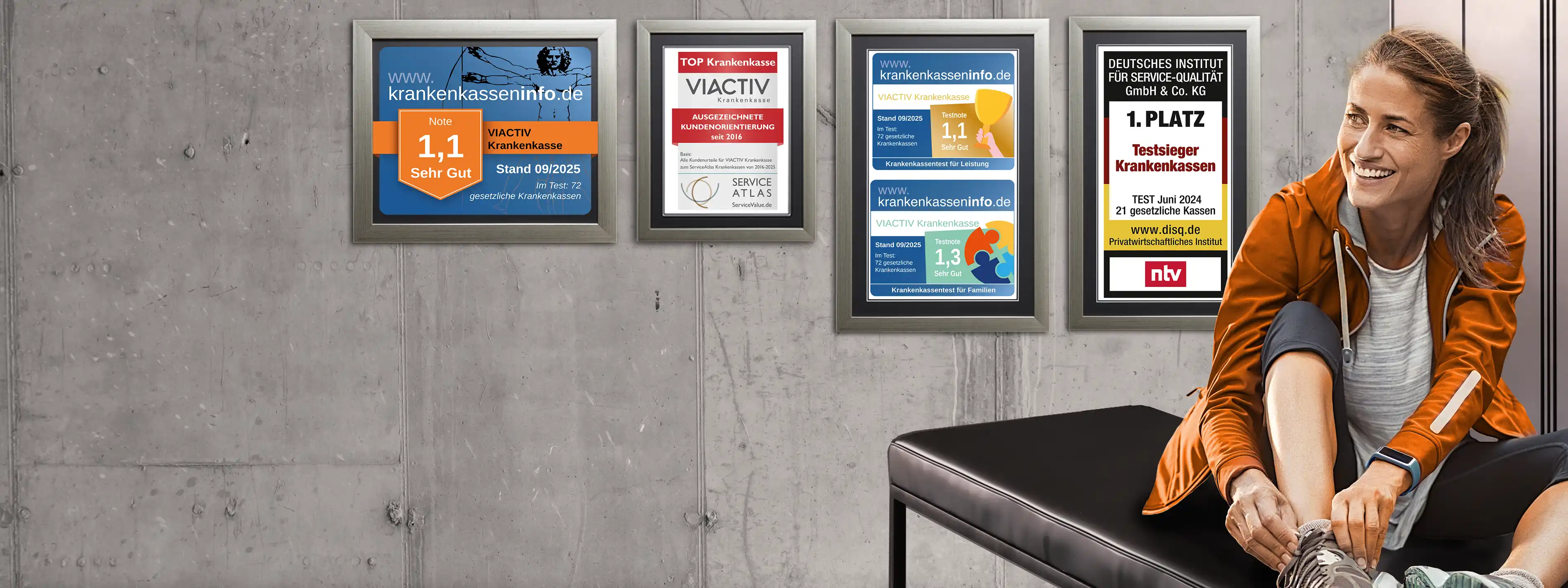 Eine Frau bindet sich ihren Sportschuh zu. Sie sitzt in der Umkleide und hinter ihr an der Wand hängen die Auszeichnungen der VIACTIV Krankenkasse. | VIACTIV Krankenkasse