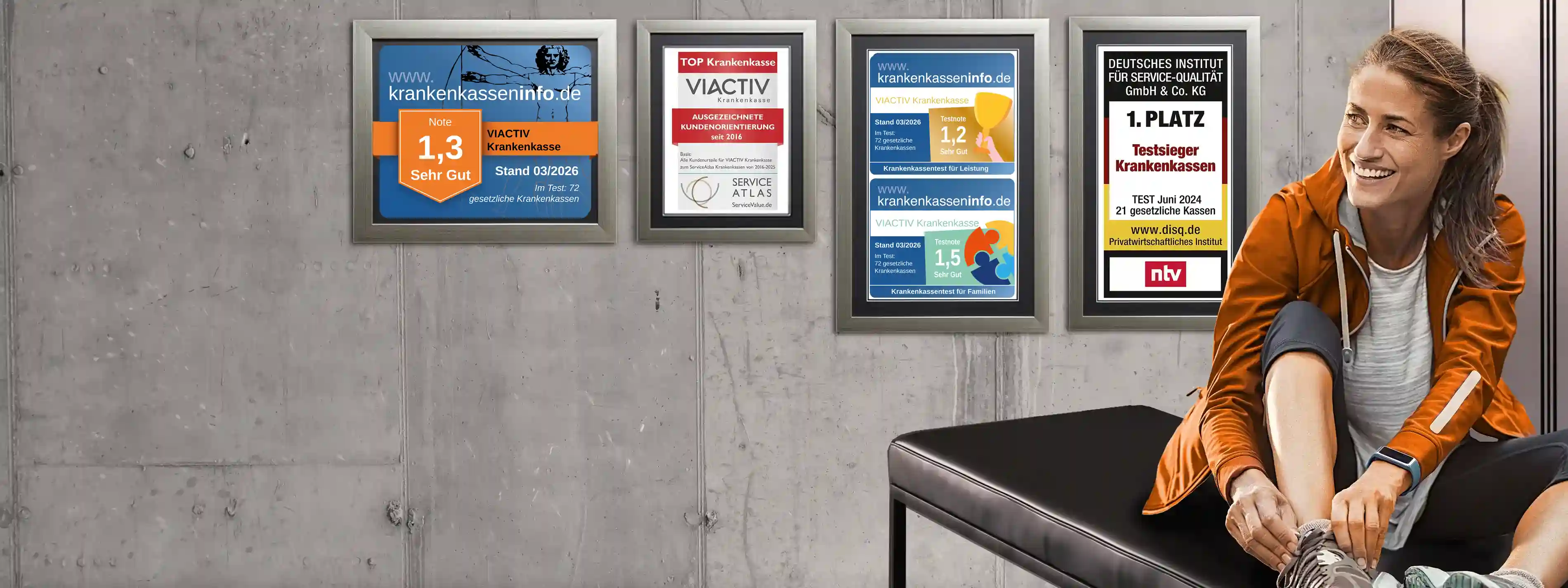 Eine Frau bindet sich ihren Sportschuh zu. Sie sitzt in der Umkleide und hinter ihr an der Wand hängen die Auszeichnungen der VIACTIV Krankenkasse. | VIACTIV Krankenkasse