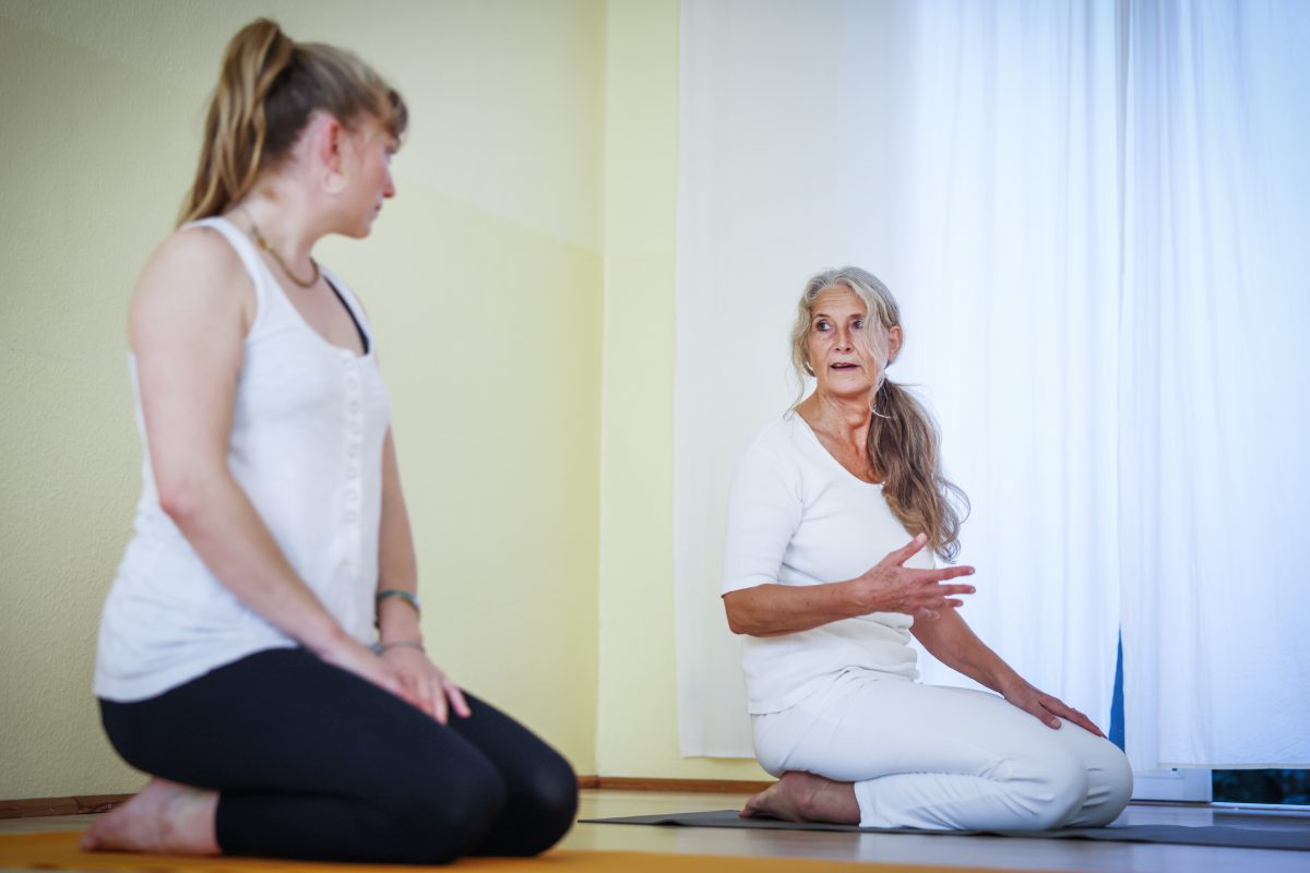 Yogalehrerin erklärt Übungen | VIACTIV Krankenkasse