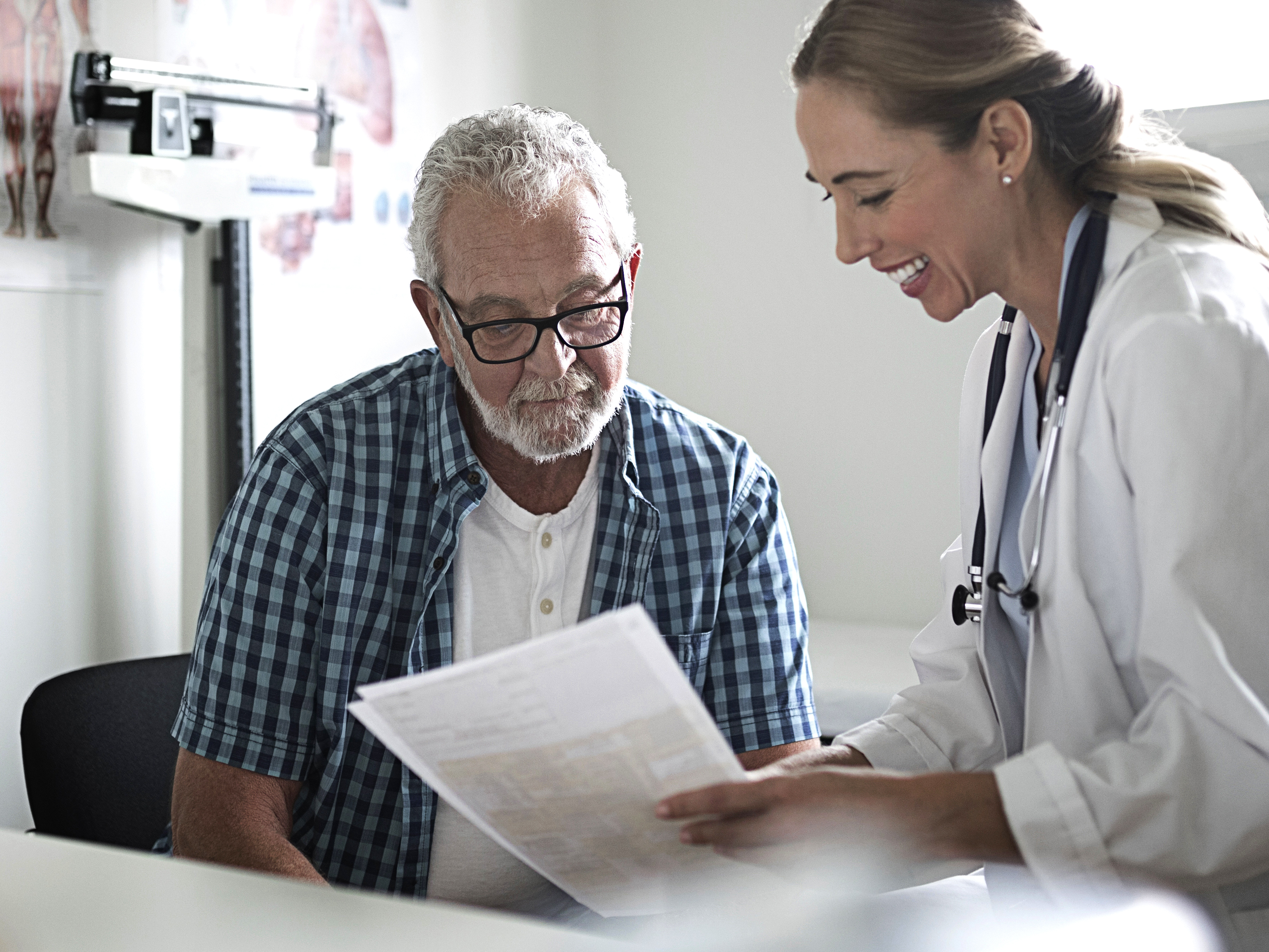 Ein Beratungsgespräch zwischen Ärztin und Rentner. Ihm werden die Vorsorgeuntersuchungen von der Krankenkasse bezahlt. | VIACTIV Krankenkasse
