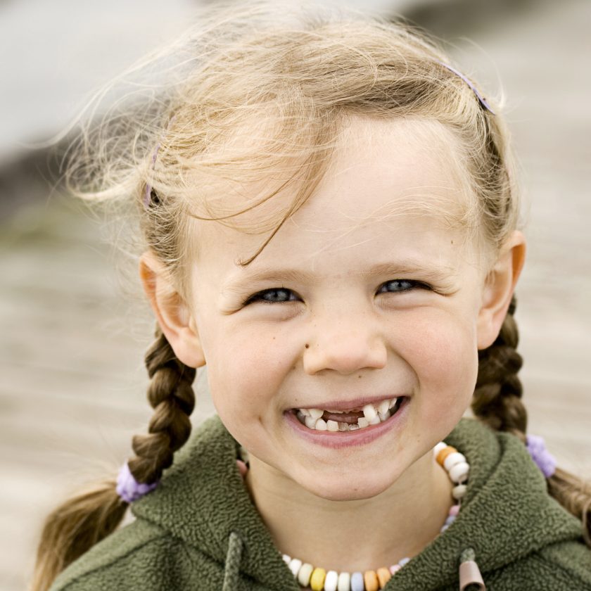 Girl with funny tooth gap | VIACTIV Krankenkasse