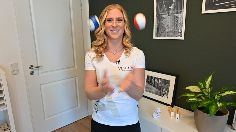 Frau im Büro jongliert mit Bällen, um geistige Fitness zu verbessern. | VIACTIV Krankenkasse