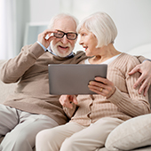 Delighted aged man fixing his glasses | VIACTIV Krankenkasse