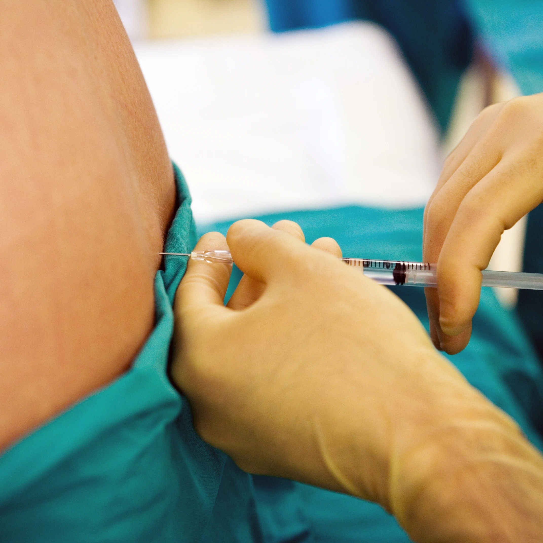 Patient/in bekommt ein Anästhetikum in die Wirbelsäule gespritzt. | VIACTIV Krankenkasse
