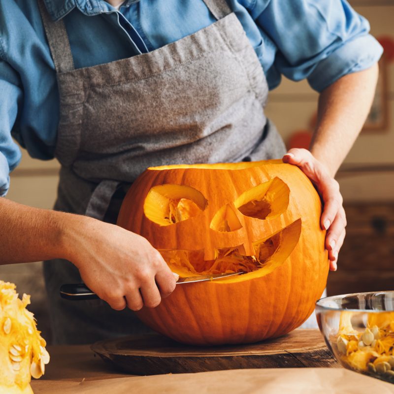 Wie schnitzt man einen Kürbis zu Halloween? VIACTIV Krankenkasse