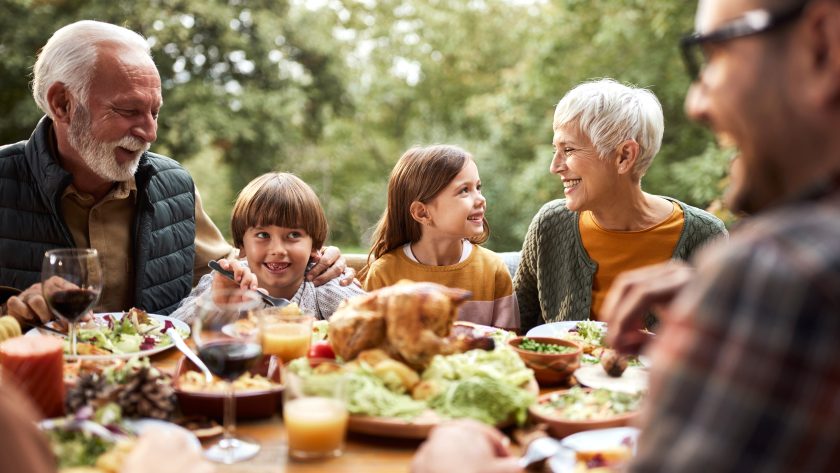 Happy multi-generation family having lunch in nature. | VIACTIV Krankenkasse