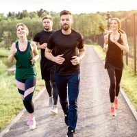 Friends jogging outdoors | VIACTIV Krankenkasse