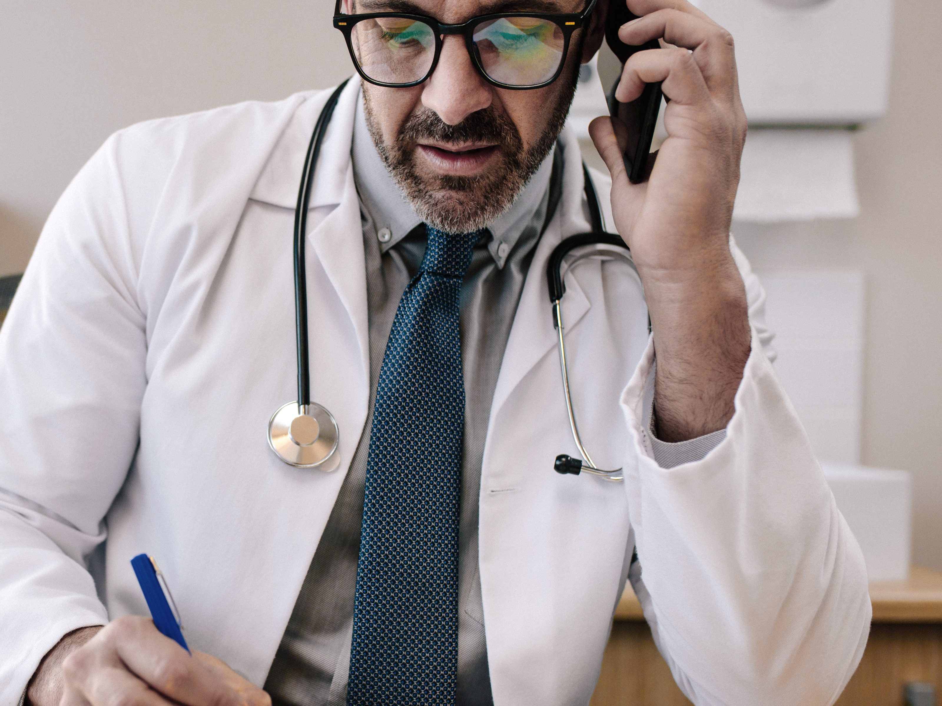 Ein Gesundheitsexperte beantwortet einen Anruf - VIACTIV Gesundheitstelefon | VIACTIV Krankenkasse