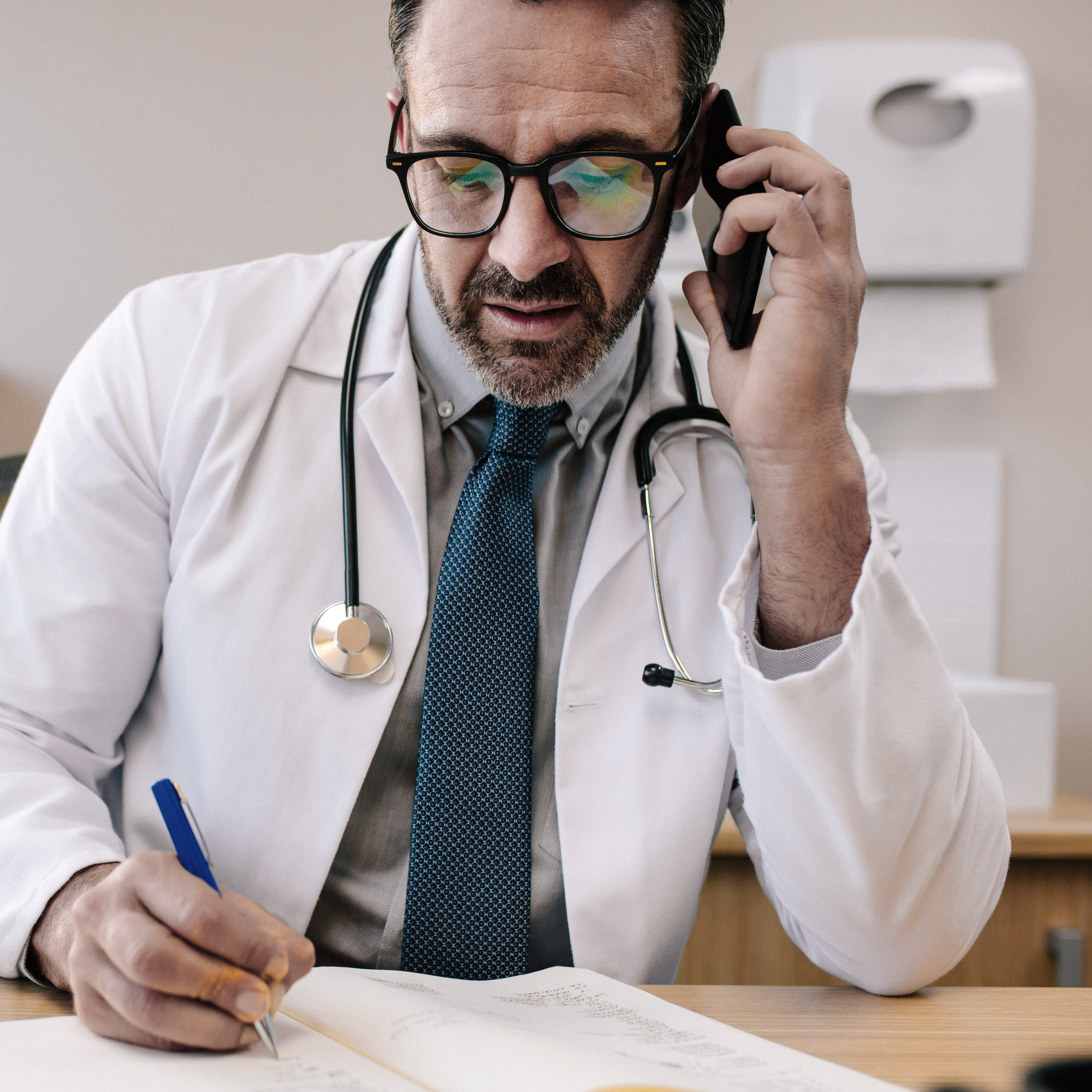 Ein Gesundheitsexperte beantwortet einen Anruf - VIACTIV Gesundheitstelefon | VIACTIV Krankenkasse