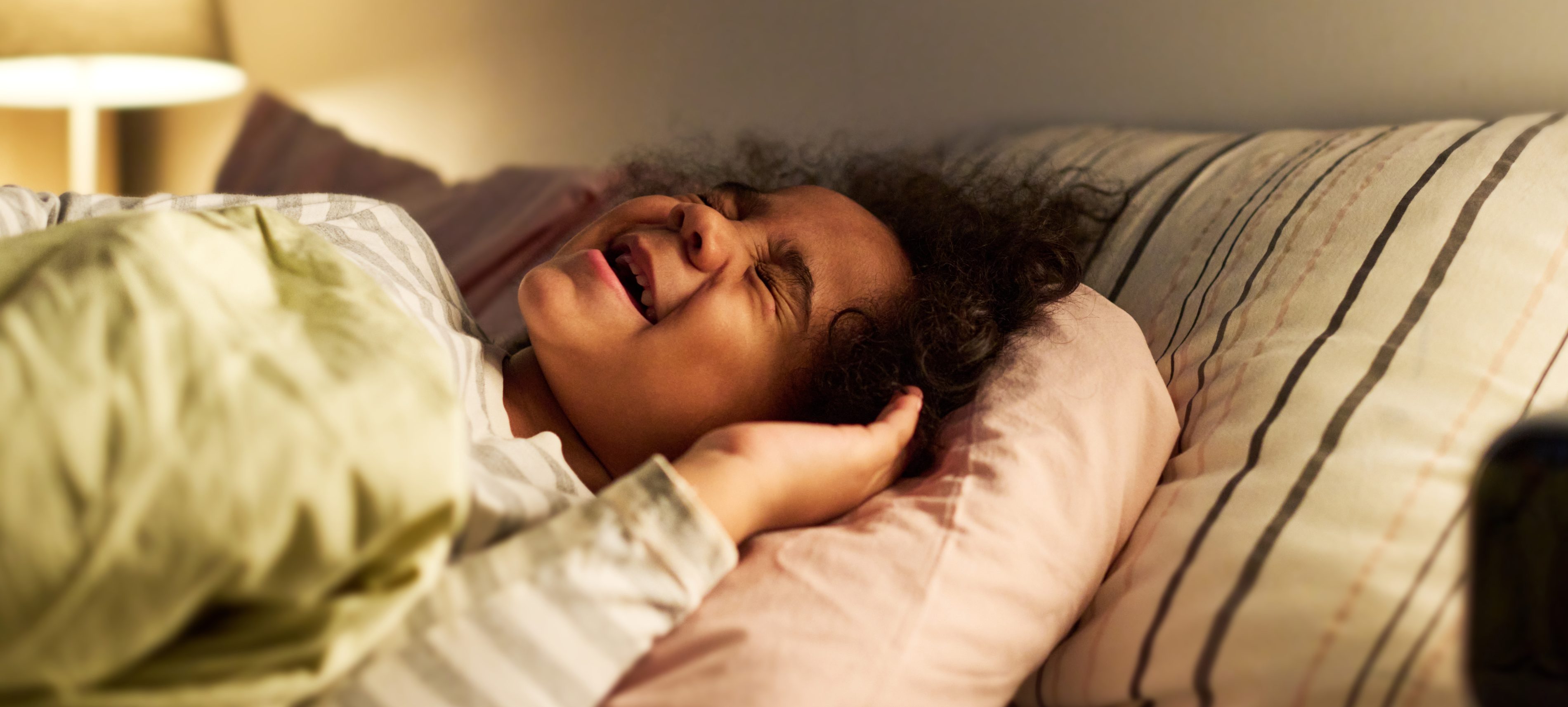 Little boy crying in his bed | VIACTIV Krankenkasse