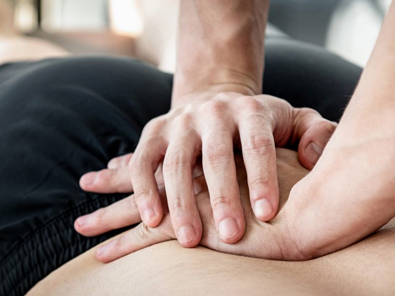 Hände drücken sanft auf den Rücken und massieren | VIACTIV Krankenkasse