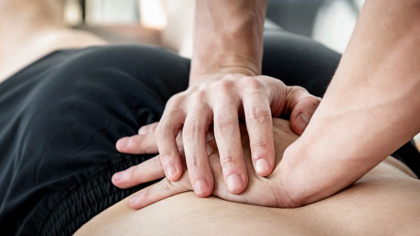 Hände drücken sanft auf den Rücken und massieren | VIACTIV Krankenkasse