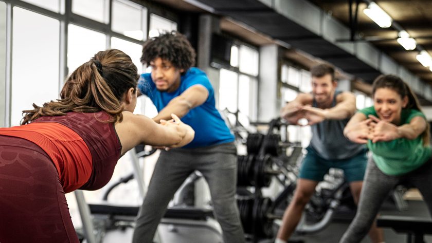 Eine Gruppe junger Leute macht gemeinsam Sport im Fitness-Studio. | VIACTIV Krankenkasse