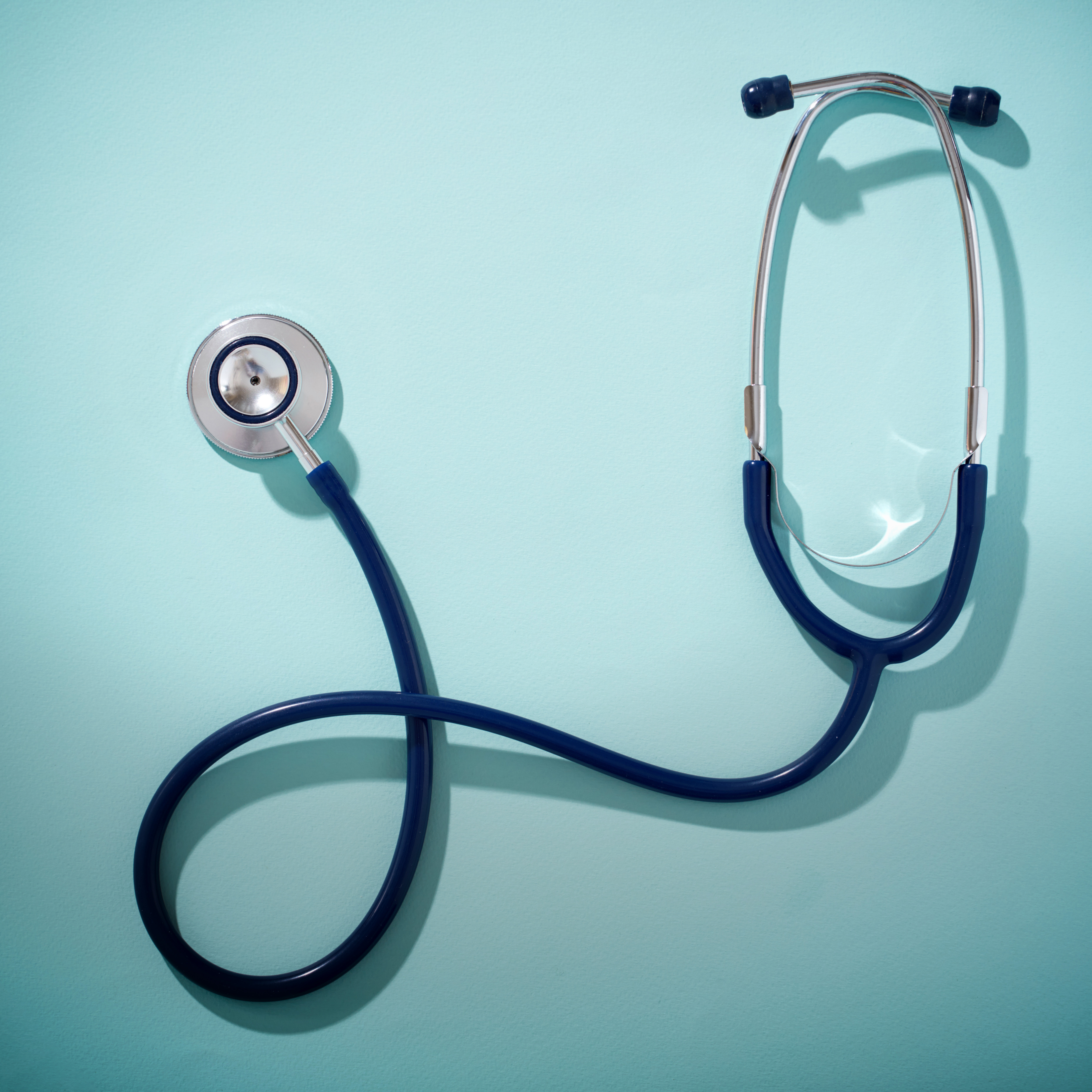 Ein grafisch dargestelltes Stethoskop auf einem hellblauen Hintergrund. | VIACTIV Krankenkasse