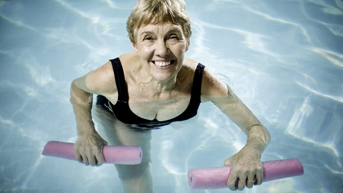 Eine Rentnerin bei der Wassergymnastik. Die Kosten für die Gesundheitskurse übernimmt die VIACTIV Krankenkasse. | VIACTIV Krankenkasse