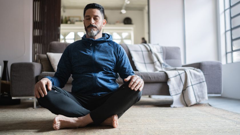 Mature man meditating at home | VIACTIV Krankenkasse