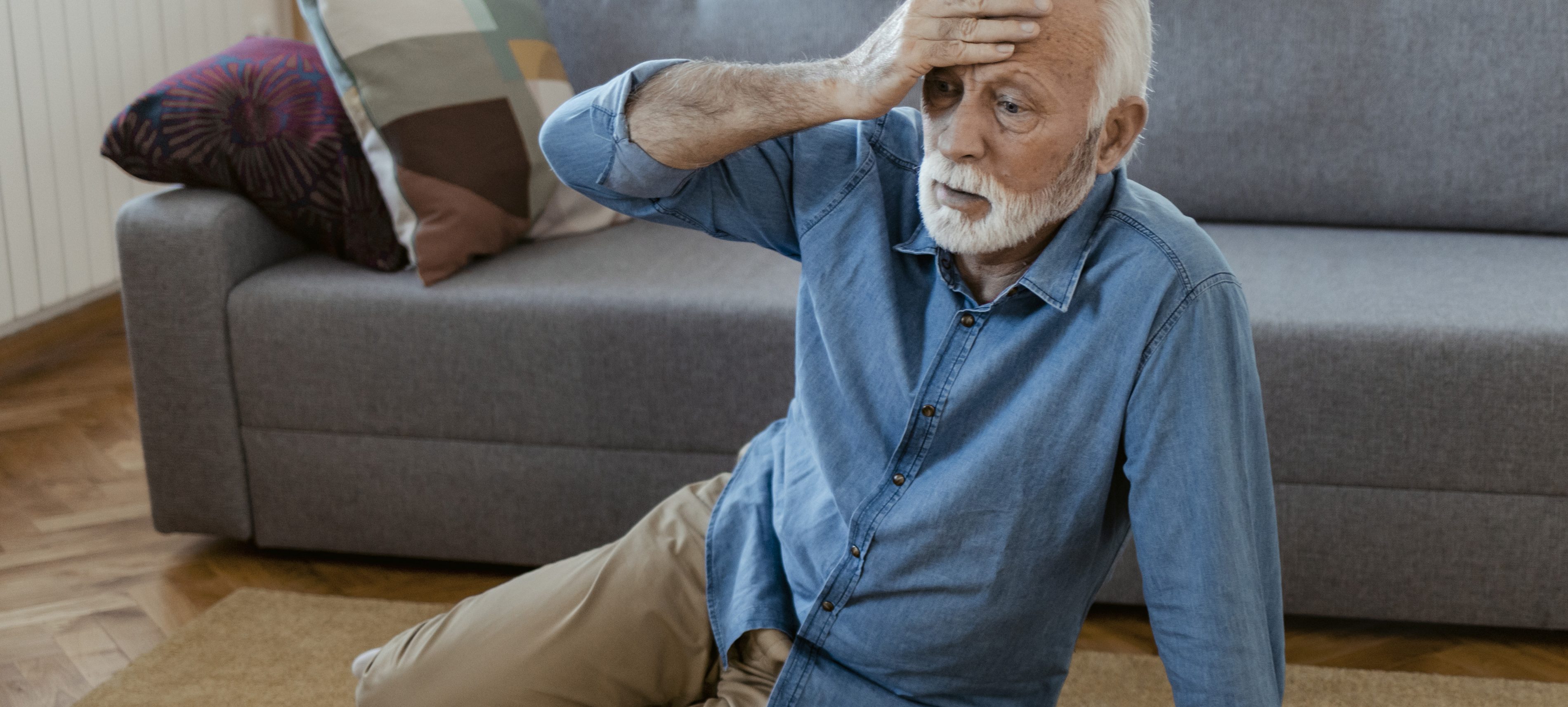 Elder Senior Man Falling Down | VIACTIV Krankenkasse