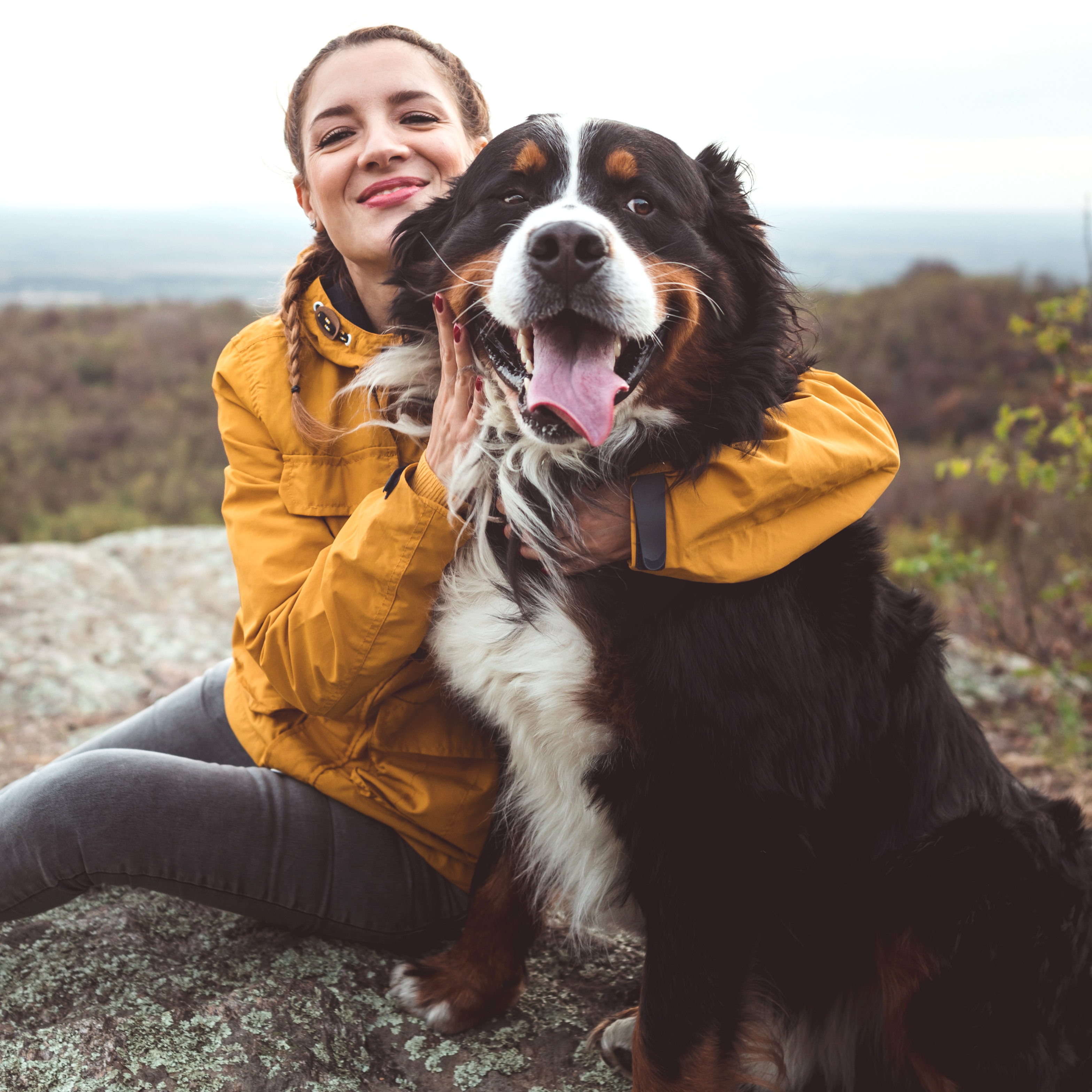 Young woman with dog | VIACTIV Krankenkasse