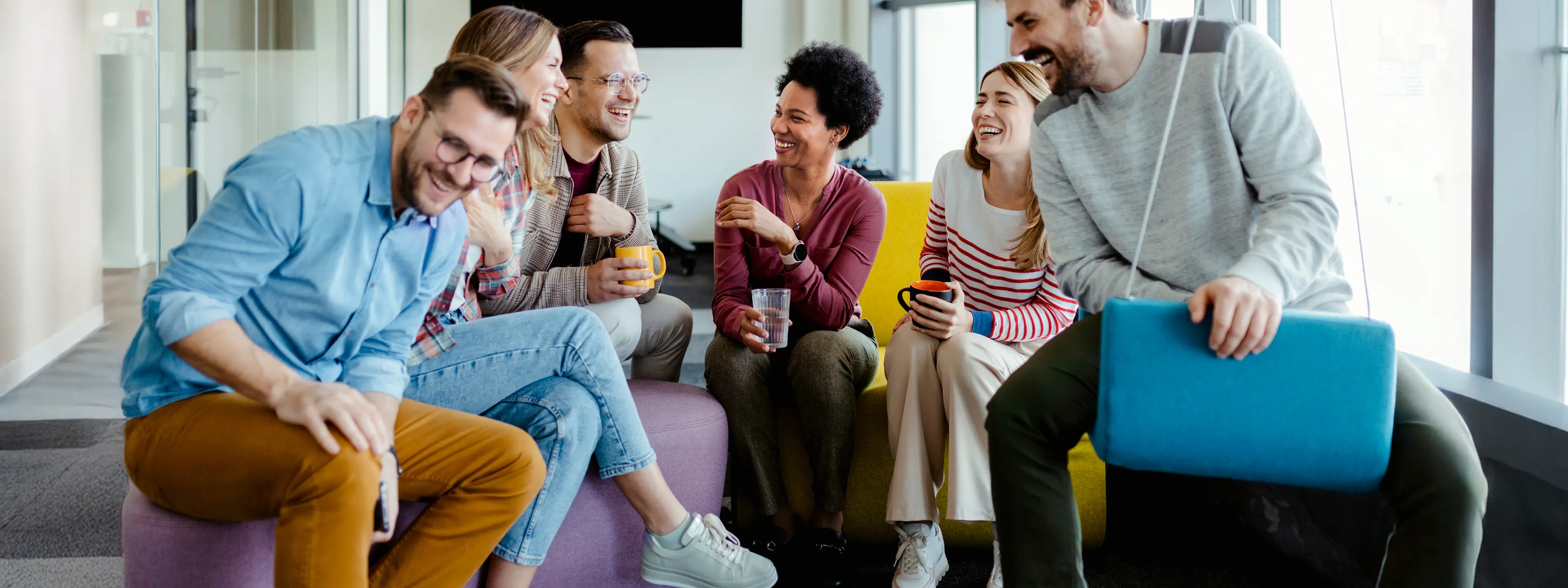 Eine Gruppe Arbeitskollegen sitzen gemeinsam in einem Meeting. | VIACTIV Krankenkasse