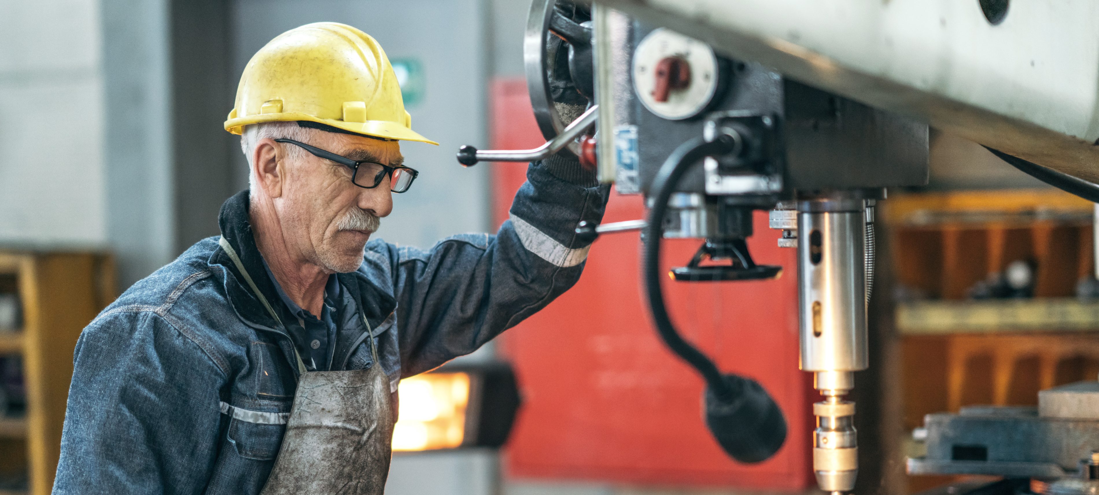 Turner worker working on drill bit in a workshop | VIACTIV Krankenkasse