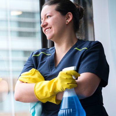 Woman cleaning a window | VIACTIV Krankenkasse