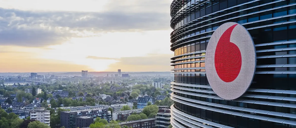 Der Firmensitz von Vodafone in Düsseldorf mit einer beeindruckenden Skyline der Stadt im Hintergrund. | VIACTIV Krankenkasse