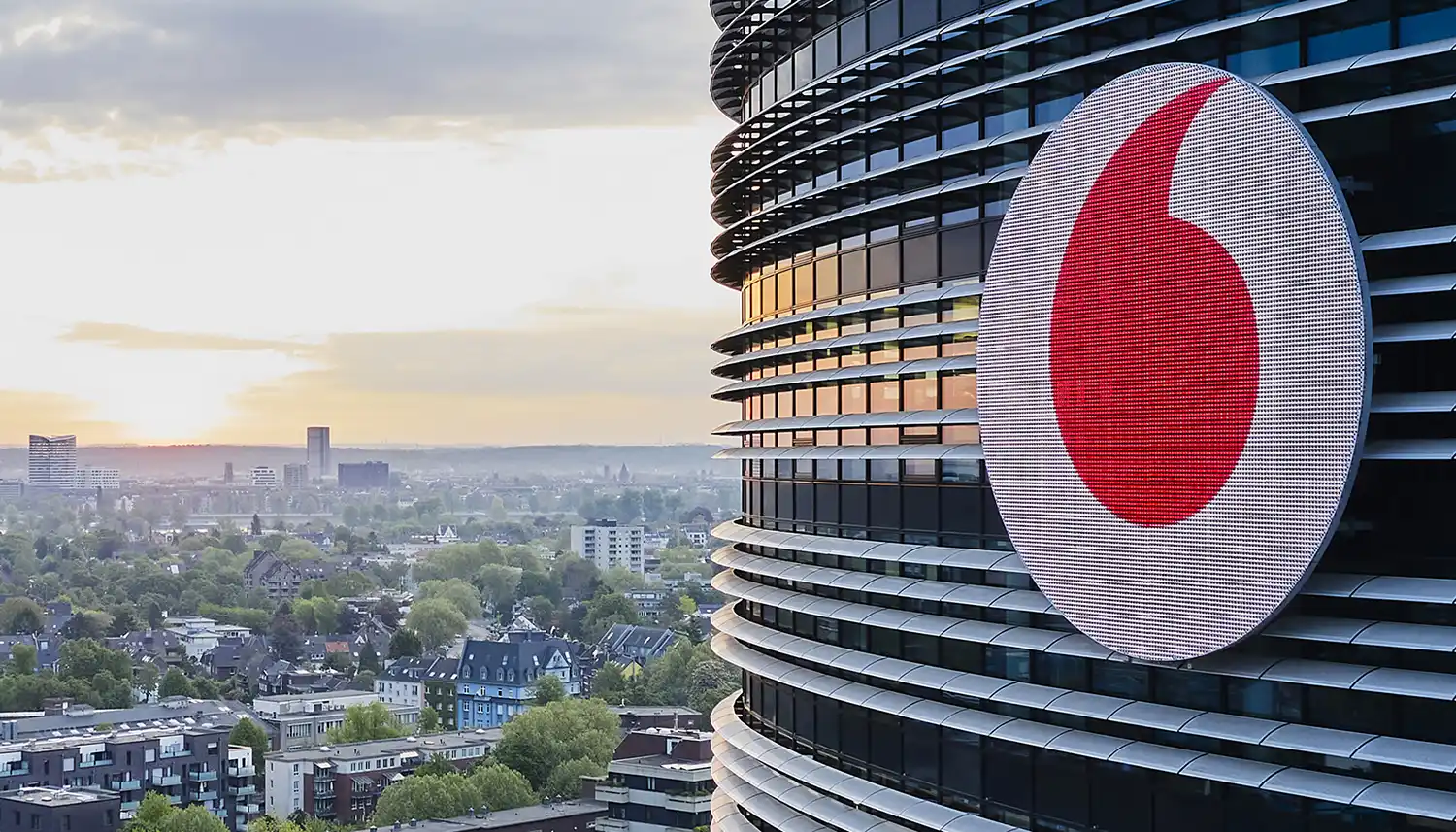 Der Firmensitz von Vodafone in Düsseldorf mit einer beeindruckenden Skyline der Stadt im Hintergrund. | VIACTIV Krankenkasse