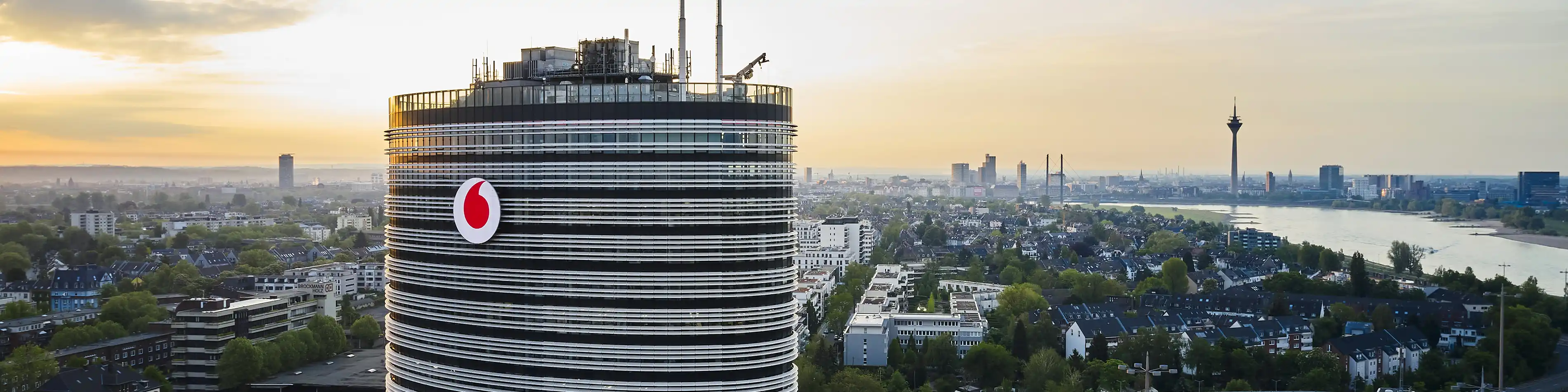 Der Firmensitz von Vodafone in Düsseldorf mit einer beeindruckenden Skyline der Stadt im Hintergrund. | VIACTIV Krankenkasse