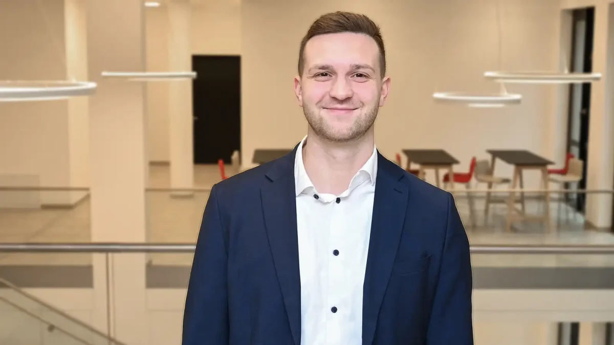 Ein Portraitfoto des Ausbilders Adrian Musialik. | VIACTIV Krankenkasse