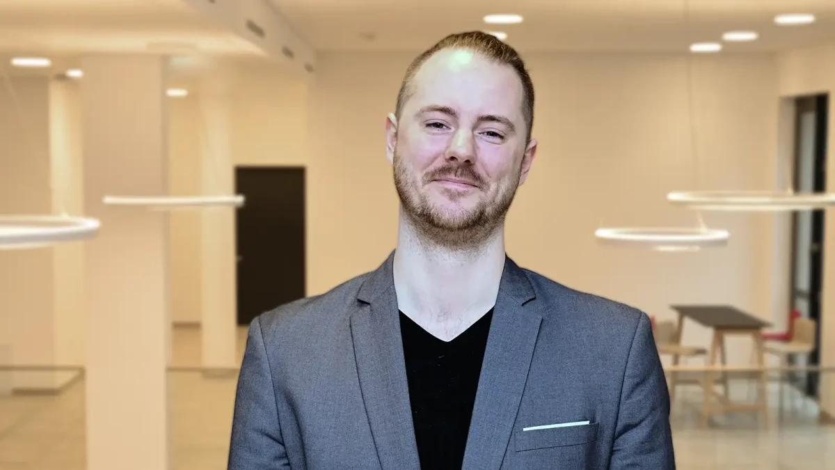 Ein Portraitfoto des Ausbilders Ole Mayerhofer. | VIACTIV Krankenkasse