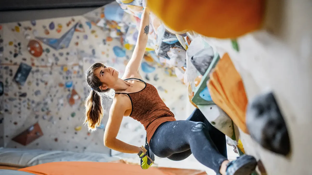 Eine junge Frau bouldert. | VIACTIV Krankenkasse