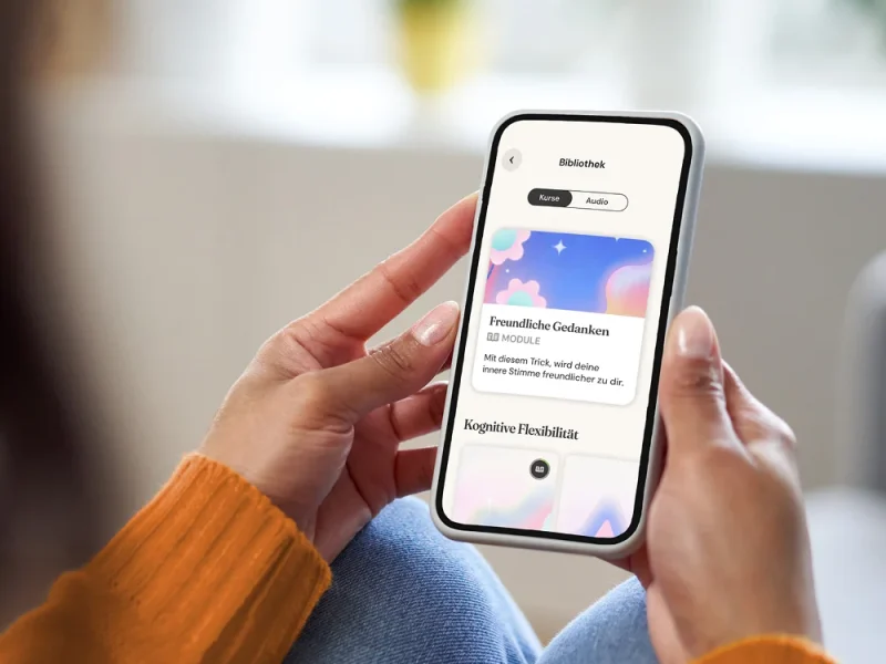Eine Frau betrachtet die Oberfläche der Ally App. | VIACTIV Krankenkasse