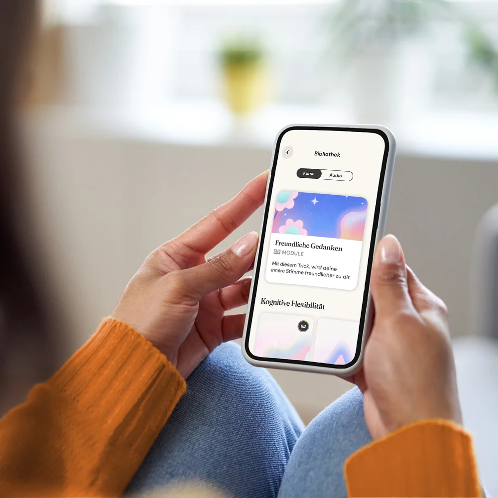 Eine Frau betrachtet die Oberfläche der Ally App. | VIACTIV Krankenkasse