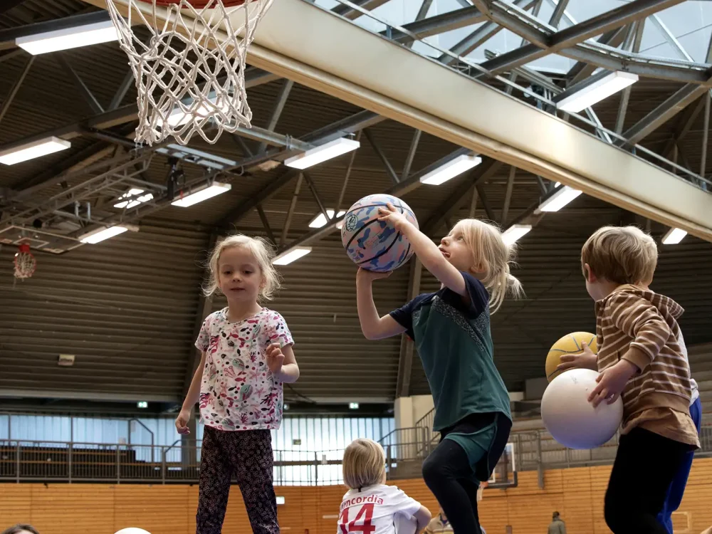 Kleine Kinder spielen Basketball im Projekt AstroKids. | VIACTIV Krankenkasse