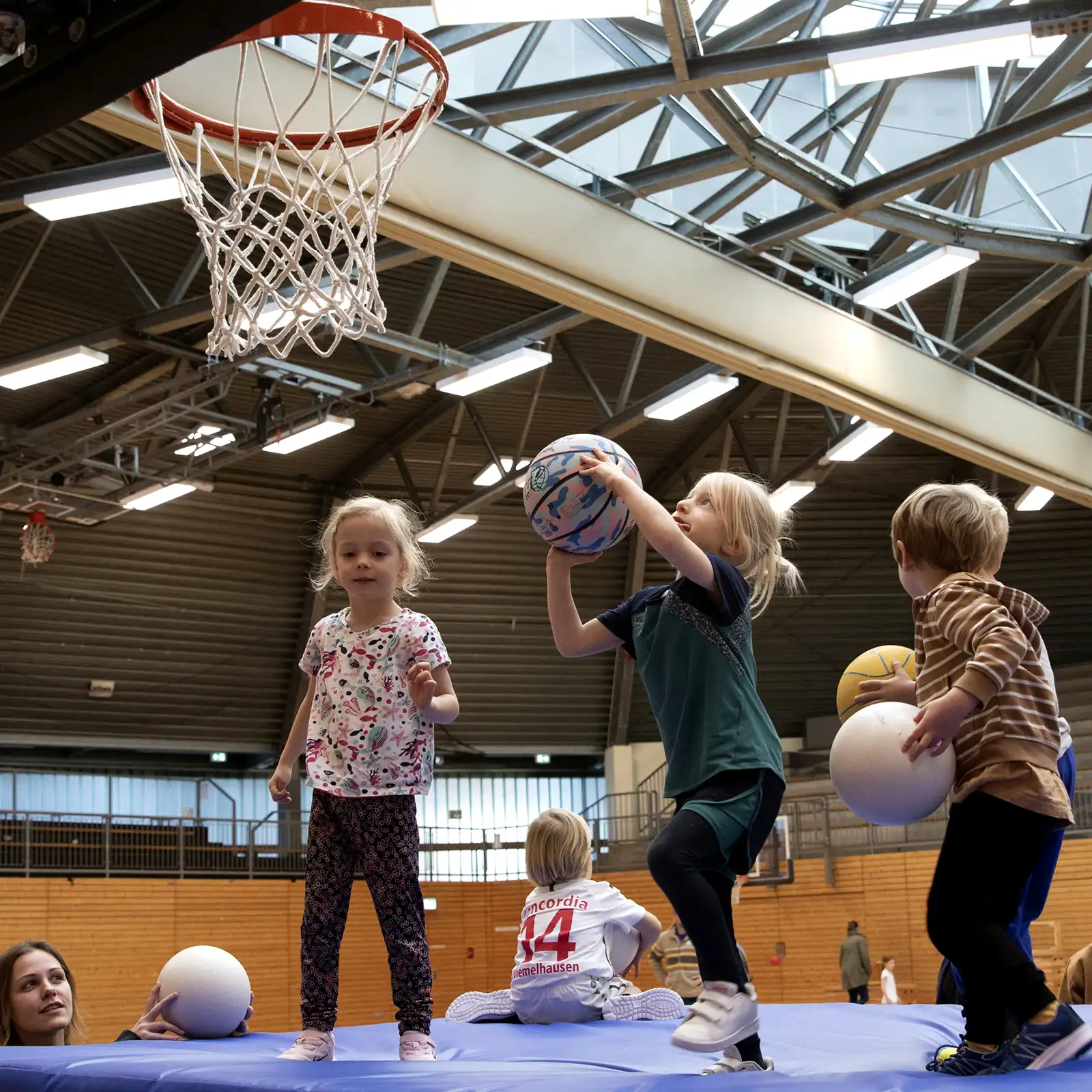 Kleine Kinder spielen Basketball im Projekt AstroKids. | VIACTIV Krankenkasse