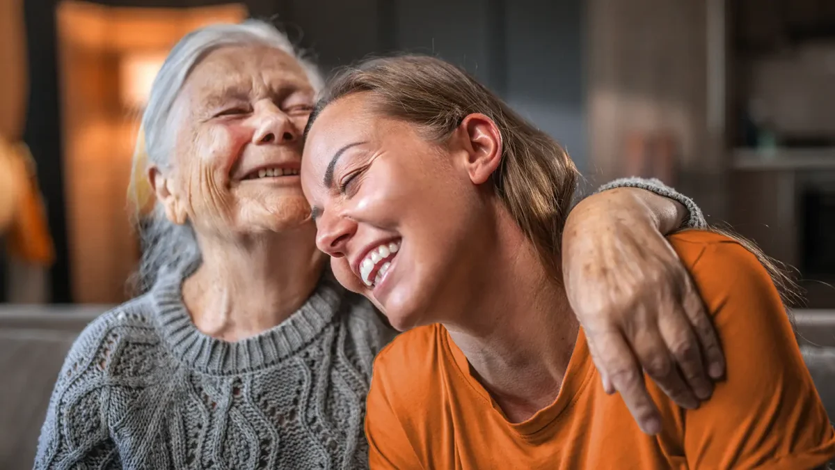 Eine jüngere und eine ältere Frau umarmen sich herzlich. | VIACTIV Krankenkasse