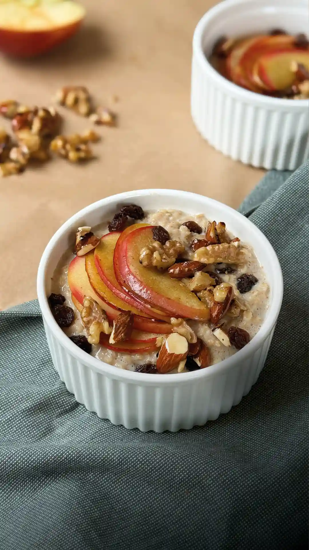 Bratapfelporridge mit Karamelnüssen in einer weißen Keramikschüssel. | VIACTIV Krankenkasse