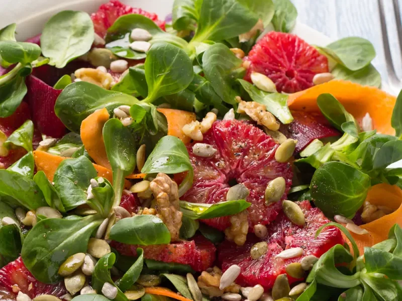 Ein gemischter Salat mit einem Topping aus Sonnenblumenkernen. | VIACTIV Krankenkasse