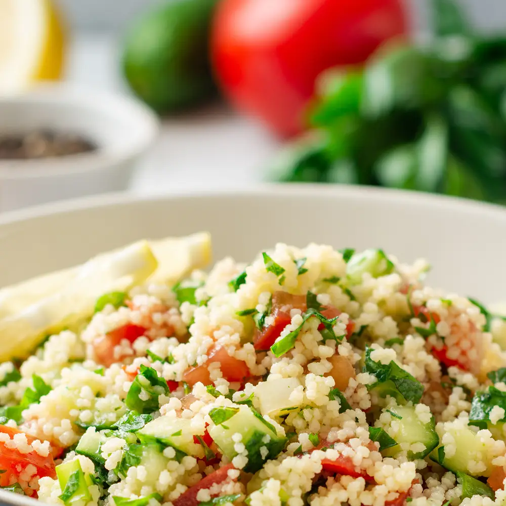 Gekochter Couscous in einer Schale mit Gurke und Kräutern | VIACTIV Krankenkasse
