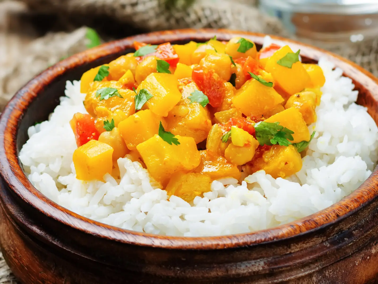 Kürbis-Süßkartoffel-Linsen-Curry mit Reis | VIACTIV Krankenkasse