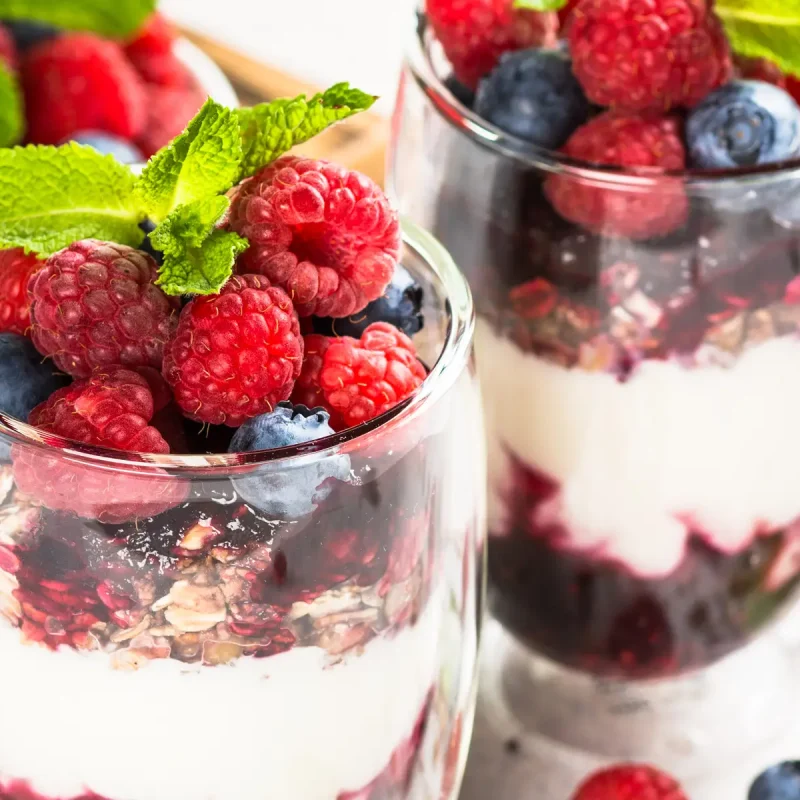 Haferflocken-Müsli mit frischem Obst und Minze in einem Glas | VIACTIV Krankenkasse