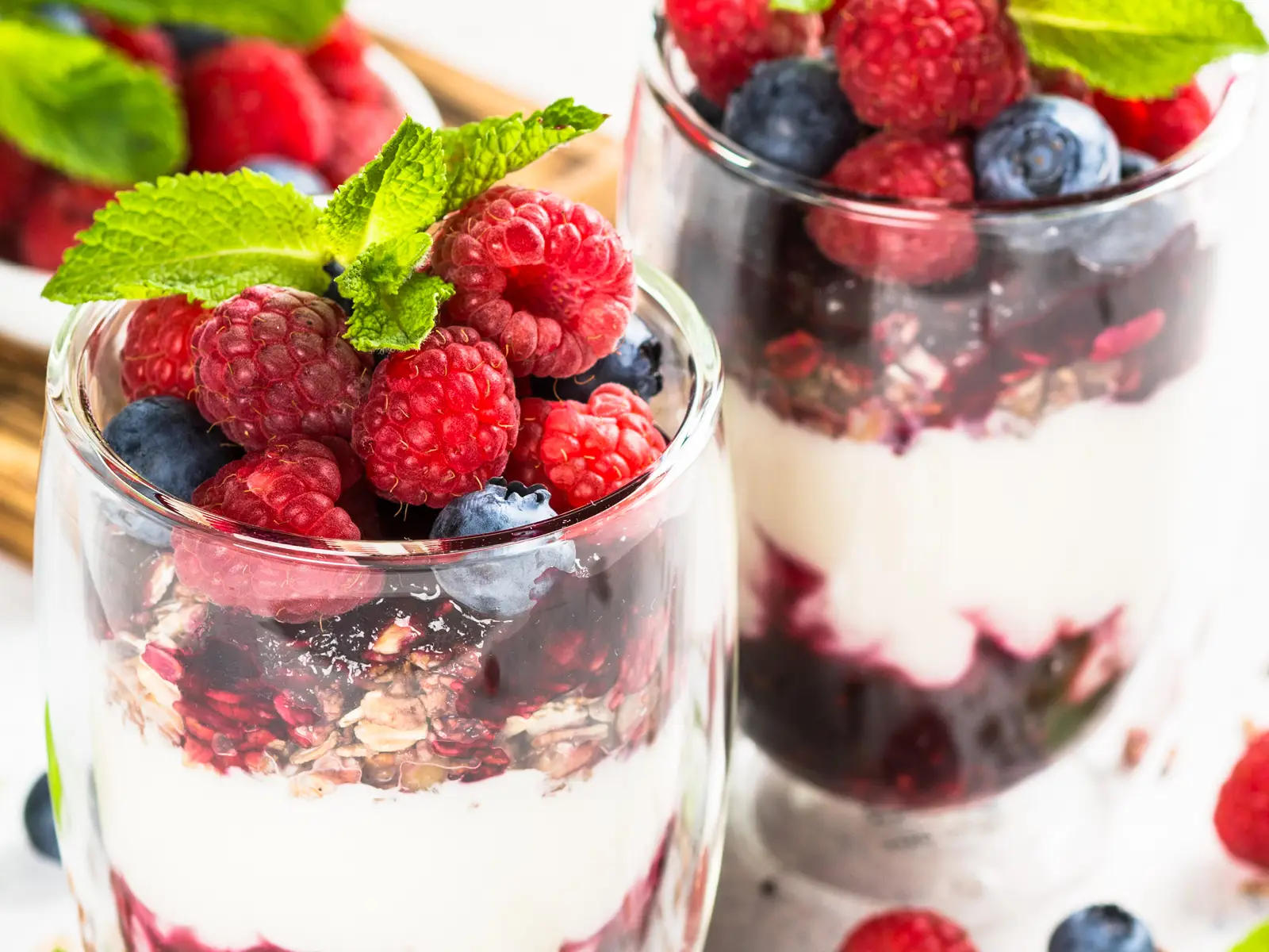 Haferflocken-Müsli mit frischem Obst und Minze in einem Glas | VIACTIV Krankenkasse