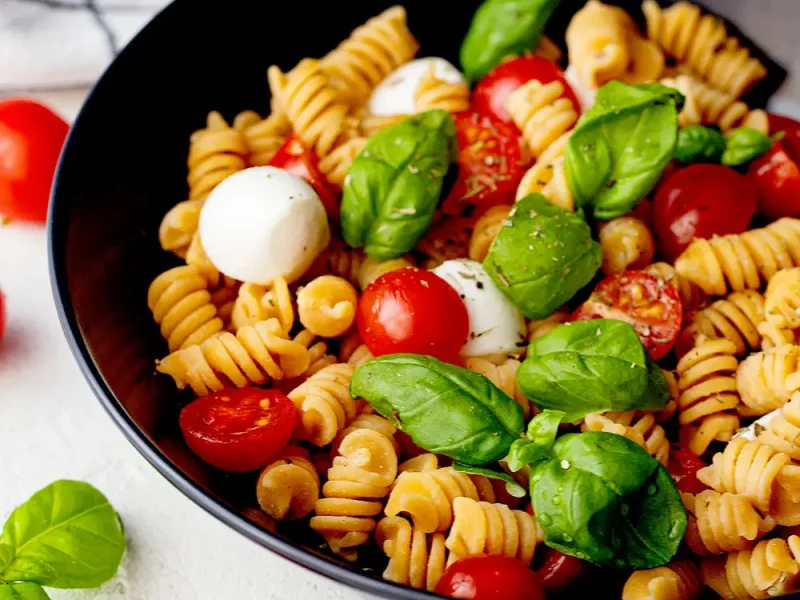 Mediterraner Nudelsalat mit Fusilli, Kirschtomaten, Mozzarella und Basilikum | VIACTIV Krankenkasse