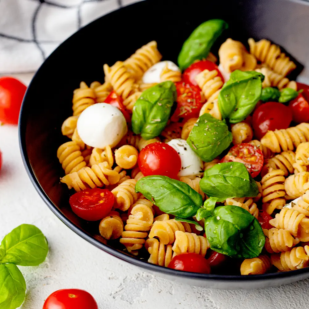 Mediterraner Nudelsalat mit Fusilli, Kirschtomaten, Mozzarella und Basilikum | VIACTIV Krankenkasse