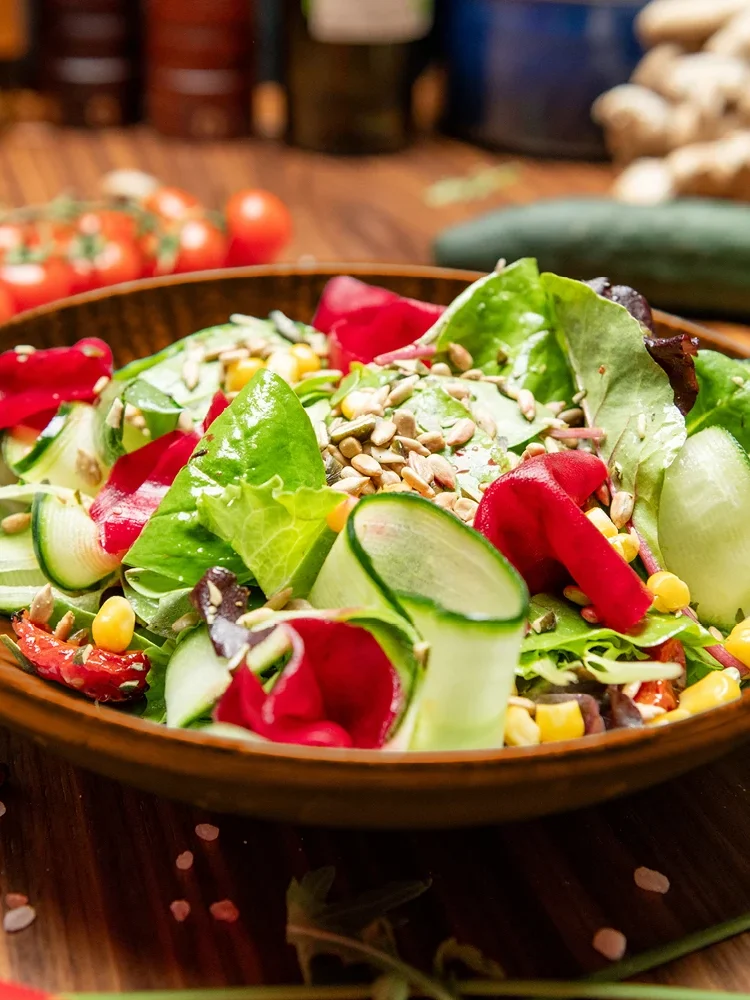 Ein tiefer Teller, gefüllt mit frischem Salat. | VIACTIV Krankenkasse