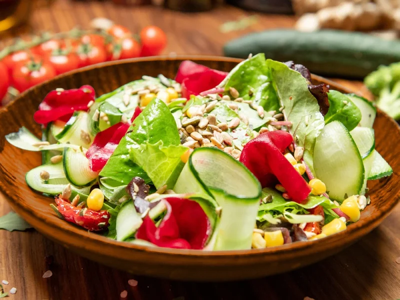 Ein tiefer Teller, gefüllt mit frischem Salat. | VIACTIV Krankenkasse