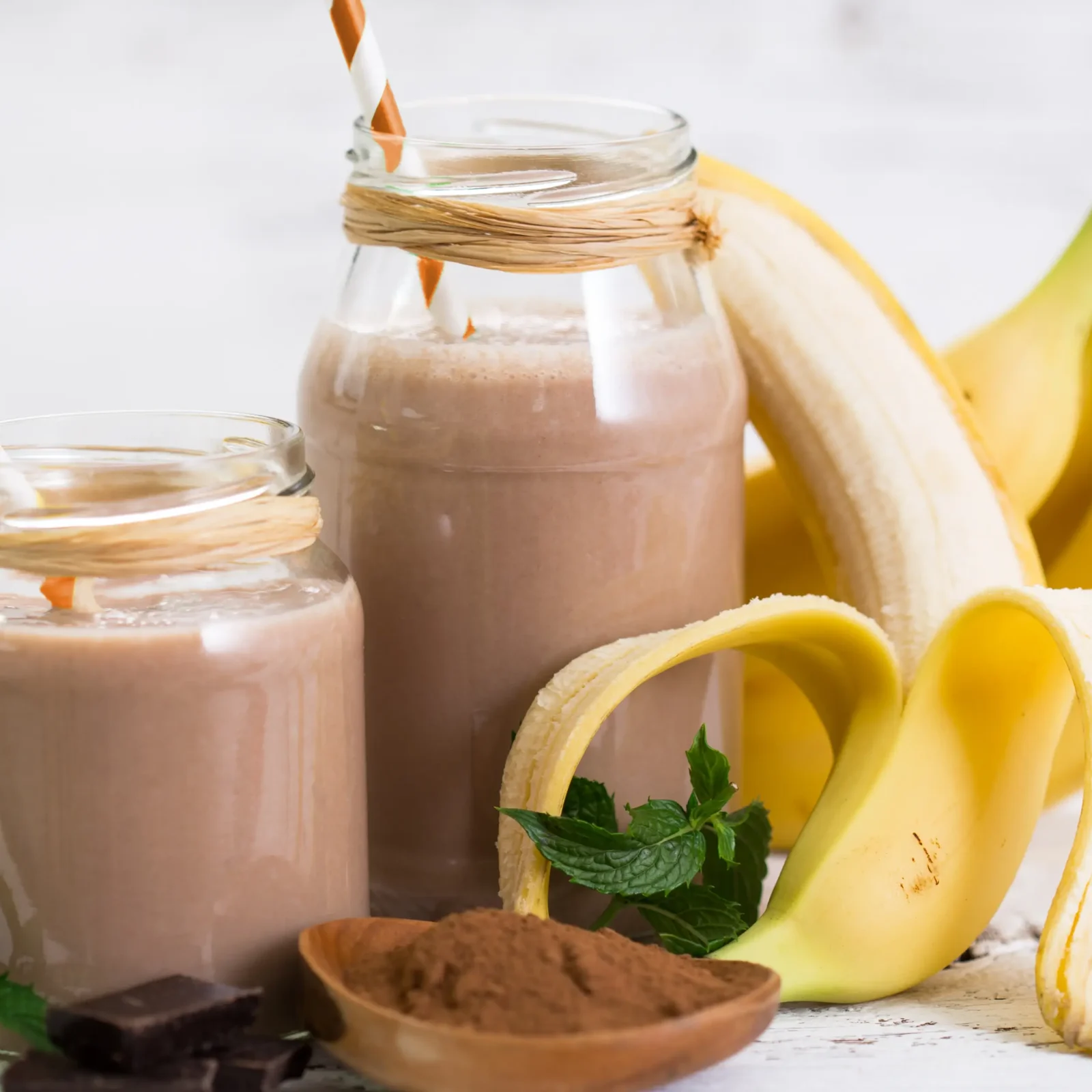 Ein Soja-Bananendrink mit Kakao in einem Glas mit Strohhalm. | VIACTIV Krankenkasse